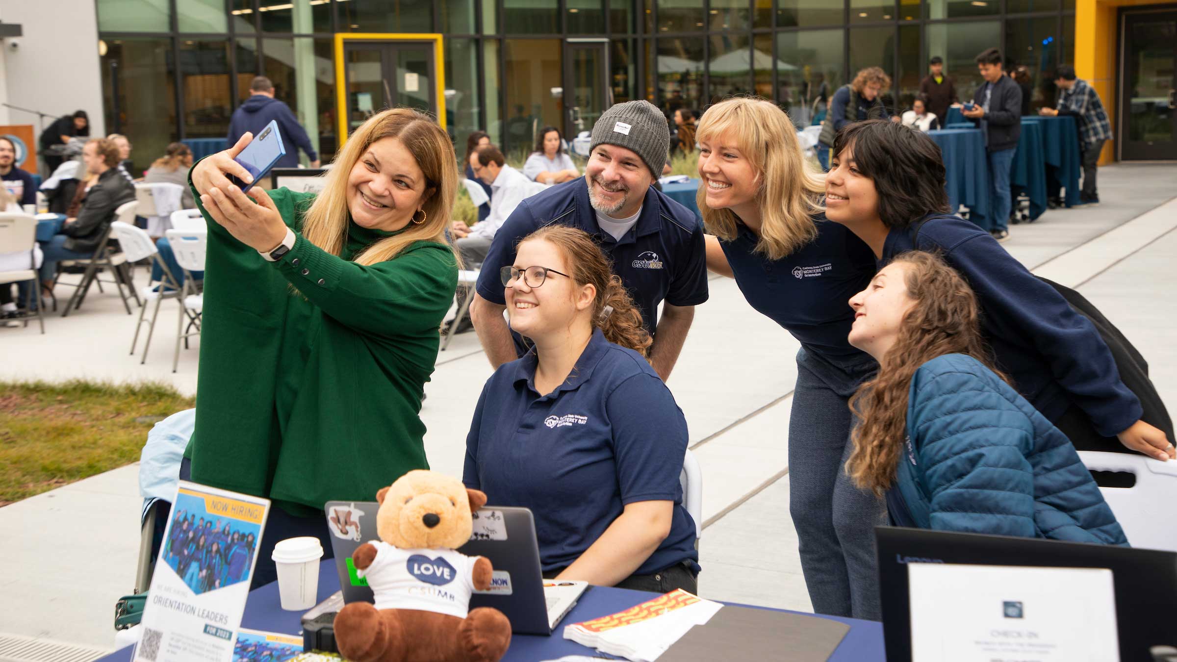 President Quiñones taking a selfie with staff and student assistants at the Brunch with the President event