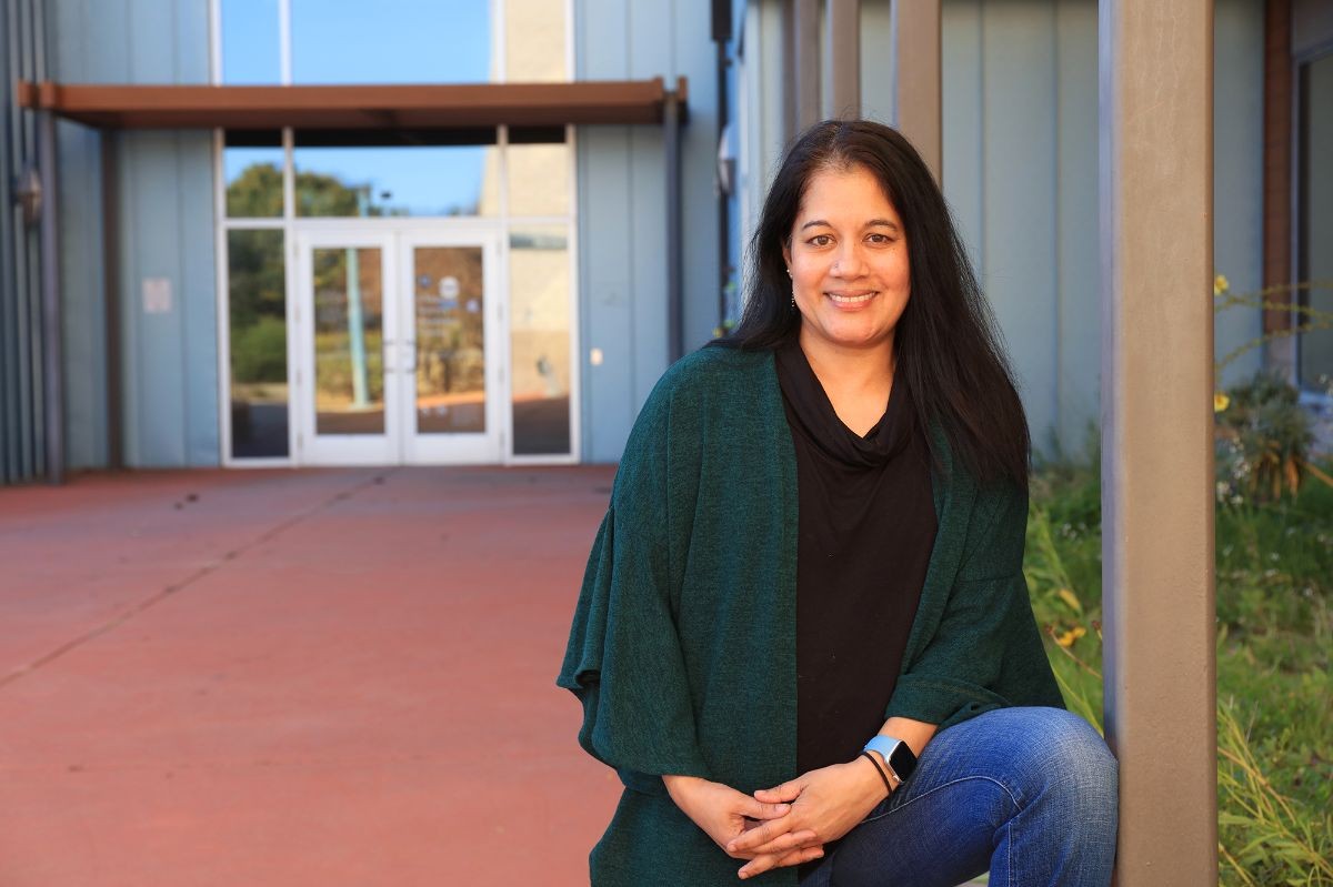 Aparna Sreenivasan teaches genetics, advanced cell biology, issues and ethics in biology, eukaryotic molecular biology laboratory, and more.