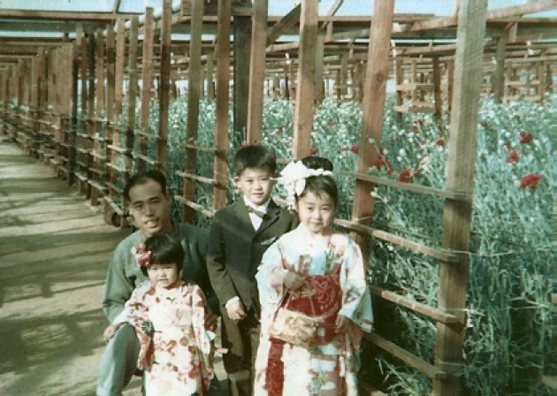 Isao Eitoku with children, Amy, Jimmy and Lori at Sam’s Greenhouse, January 1969