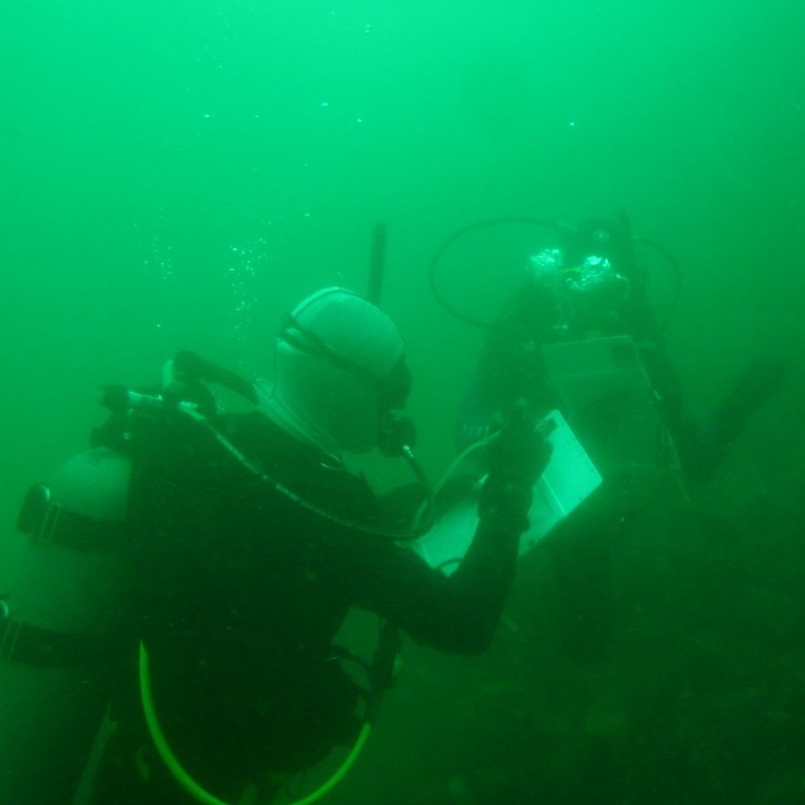 Alumnus conducting underwater research