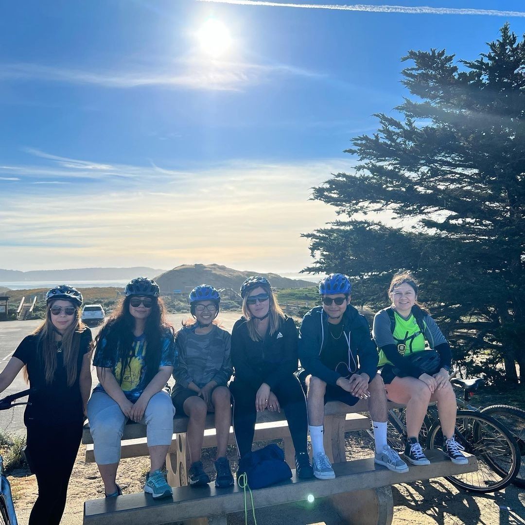 6 students in front of the sea after a bike ride