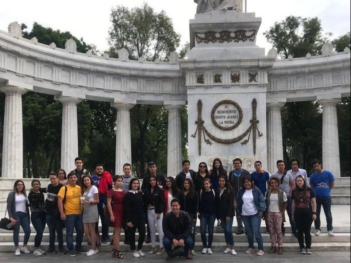 Group of people in front of a statue in Mexico City
