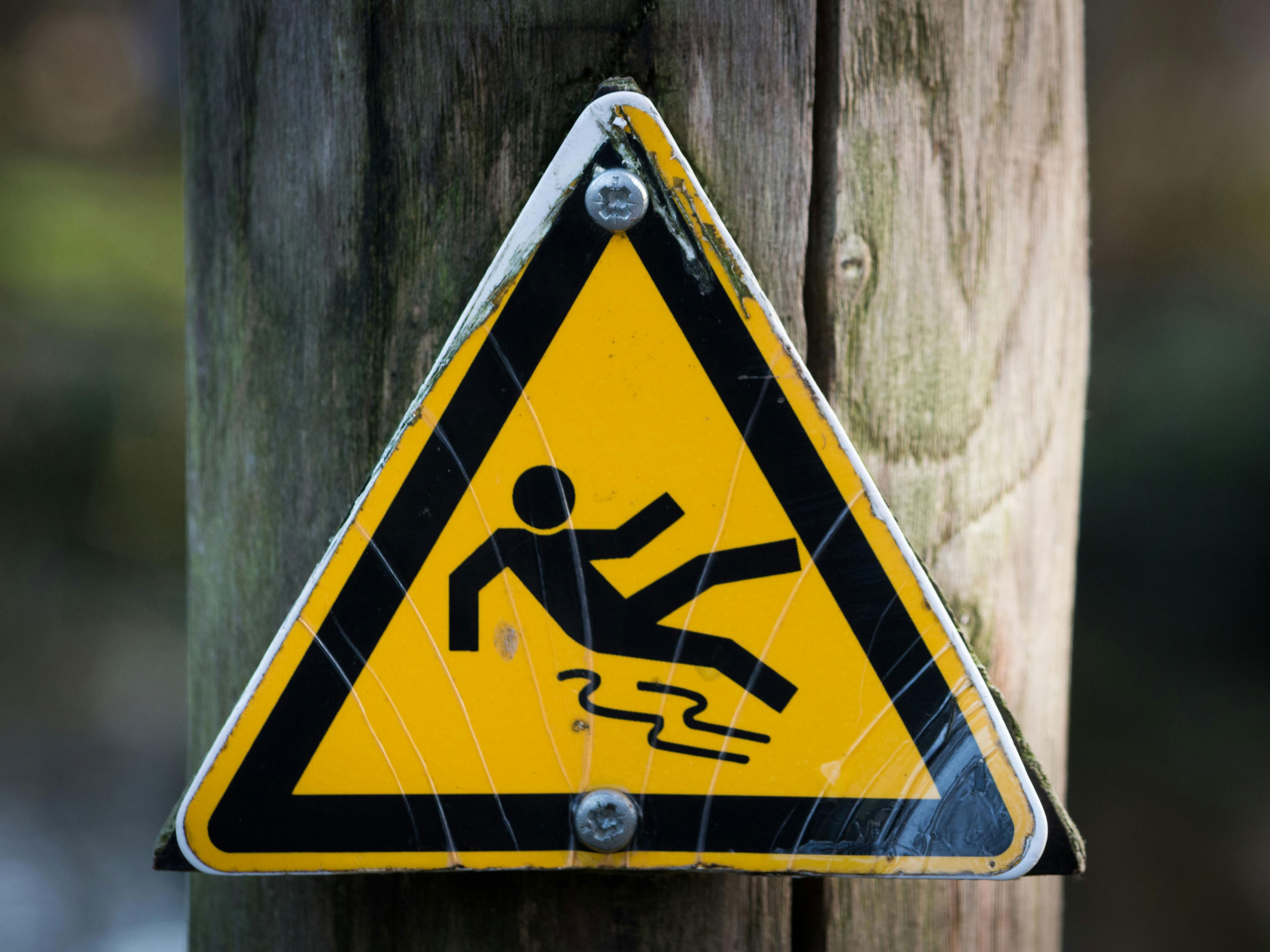 Yellow triangle sign with an icon of someone slipping