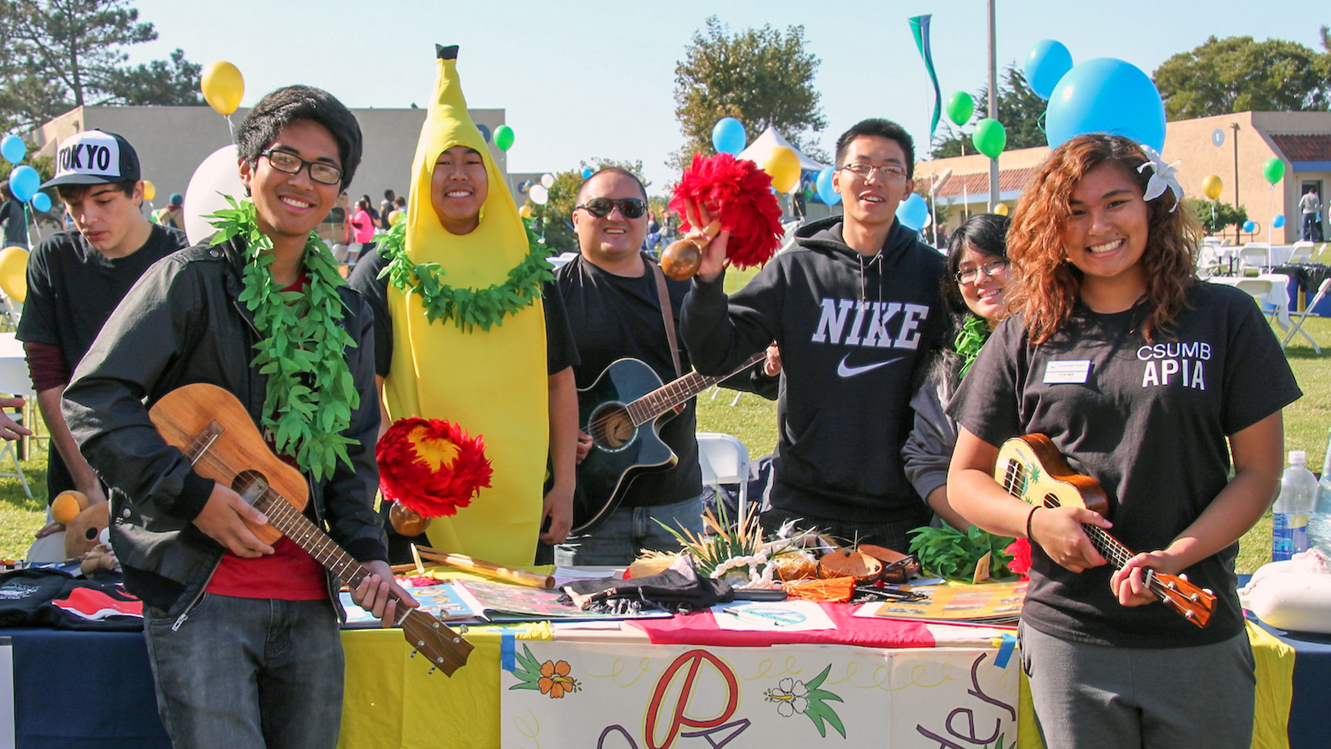 Photo: Students in the Asian Pacific Islanders student organization at a tabling event