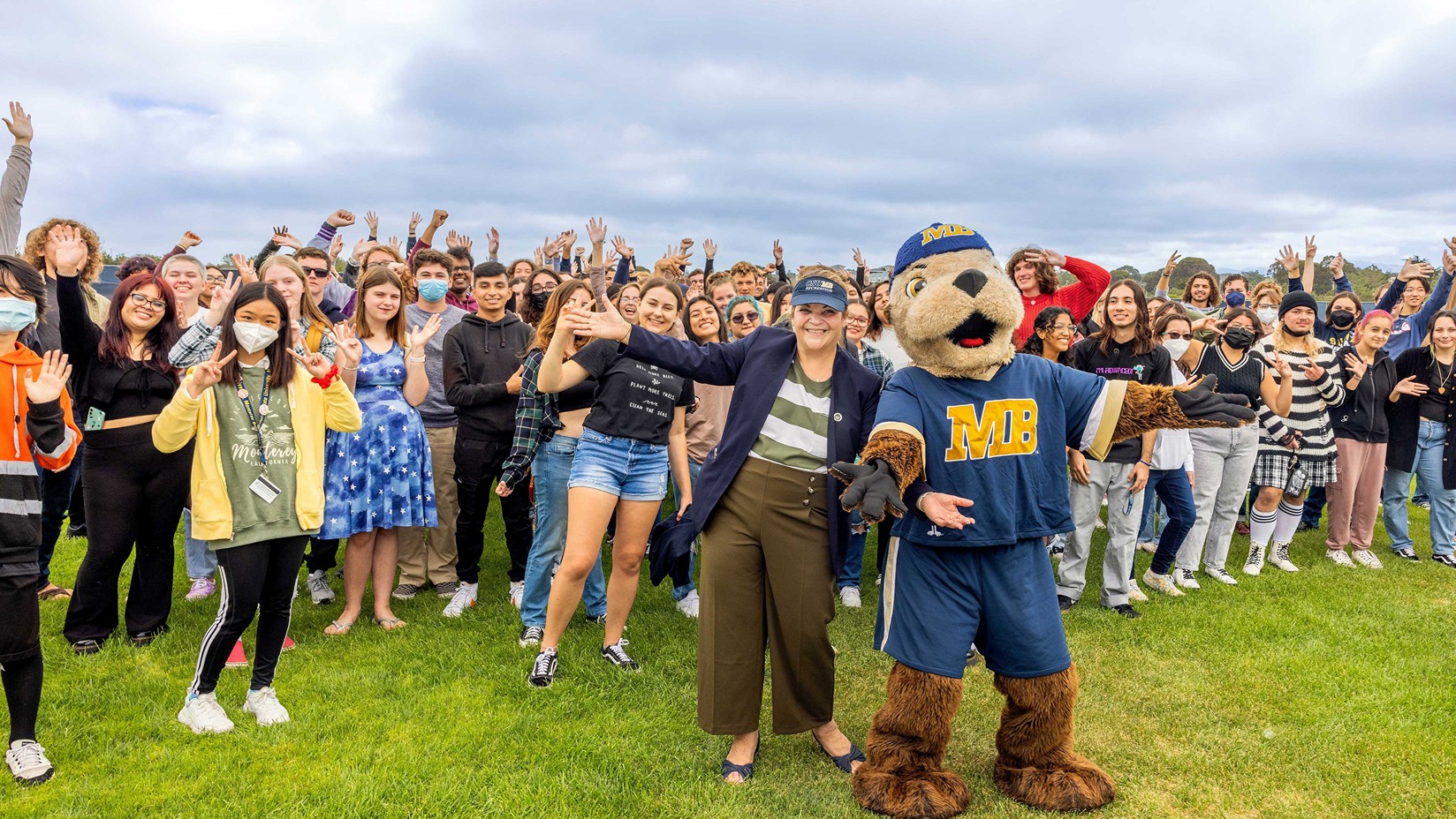 President Vanya Quiñones at the 2022 Student Convocation with new students and Monte Rey the mascot